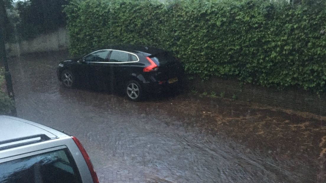 Heftige regenval in Oosterbeek zorgt donderdagavond voor onder water gelopen straten.