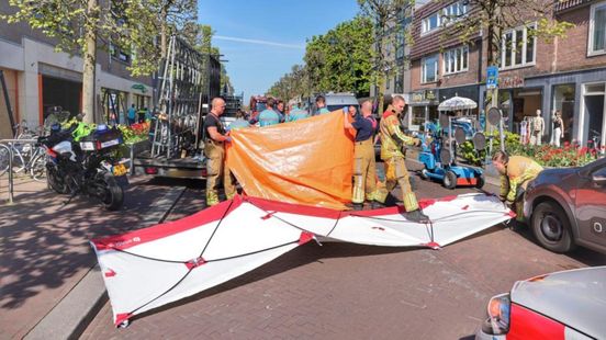 Dode bij ongeluk in Zeist, etalageraam valt bij werkzaamheden in drukke winkelstraat. Dode bij ongeluk in Zeist, etalageraam valt bij werkzaamheden in drukke winkelstraat.