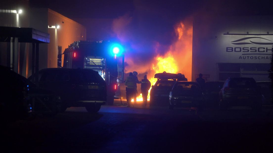 Brand bij autobedrijf Tynaarlo: auto en loods beschadigd