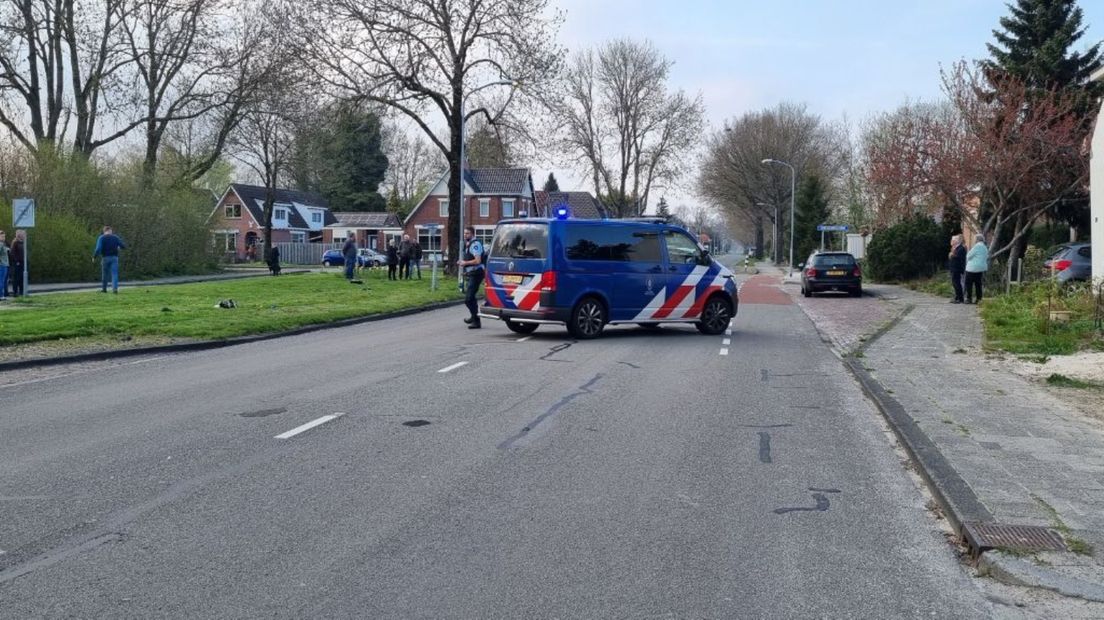 De hulpdiensten zijn ter plaatse in Veendam, waar een auto tegen een boom botste