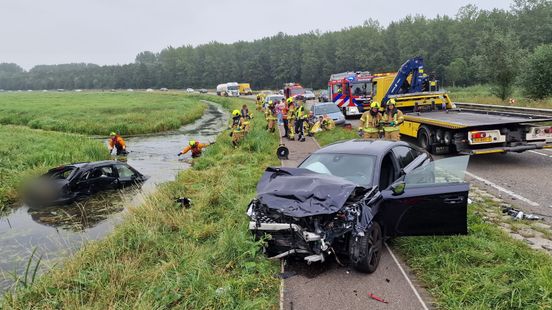 Drie autos in botsing, een belandt in de sloot. Drie autos in botsing, een belandt in de sloot.