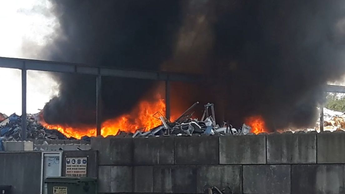 Bij afvalverwerkingsbedrijf Ter Horst aan de Kloosterstraat in Varsseveld heeft donderdagmiddag urenlang een grote brand gewoed. Er stond een afvalberg in brand. De vlammen waren metershoog. Het sein brandmeester werd aan het einde van de middag gegeven. Het nablussen gaat nog wel enige tijd duren.