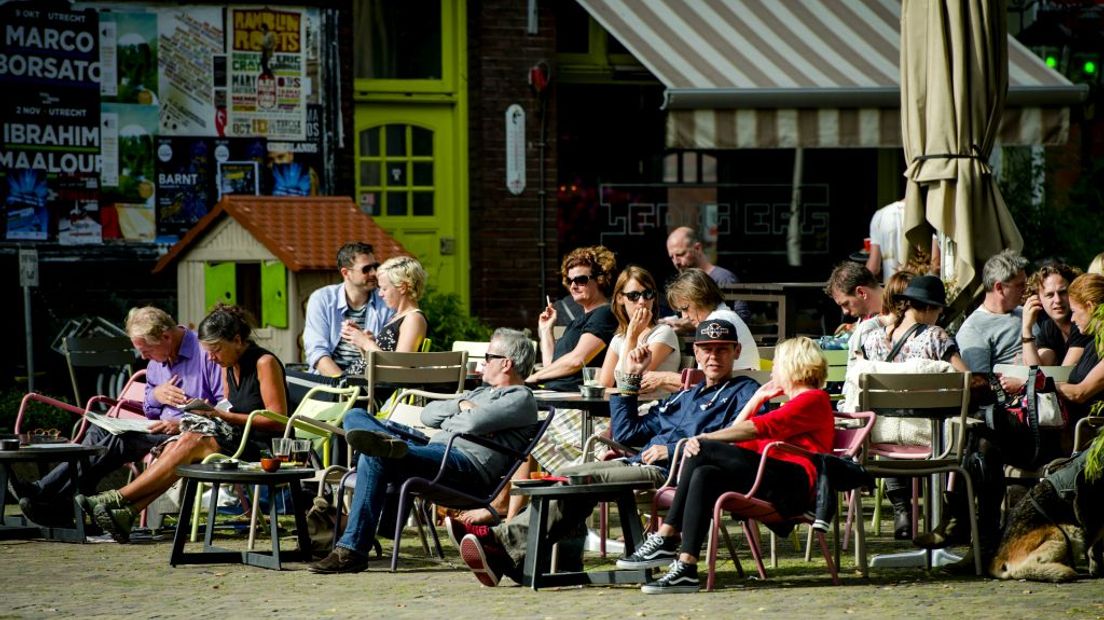 Terras van café Ledig Erf; je moet er snel bij zijn.