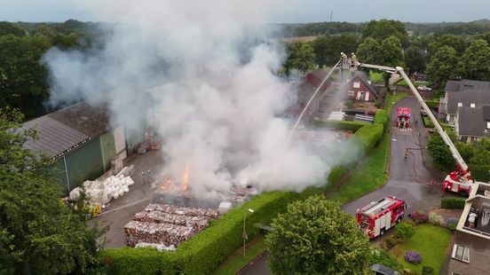 Metershoge vlammen bij papieropslag in Coevorden