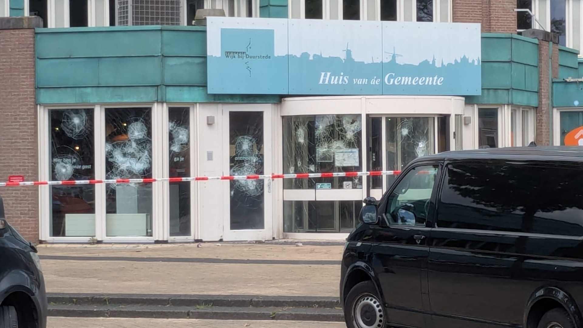 Vijf verdachten uit Wijk bij Duurstede nog vast na rellen bij gemeentehuis