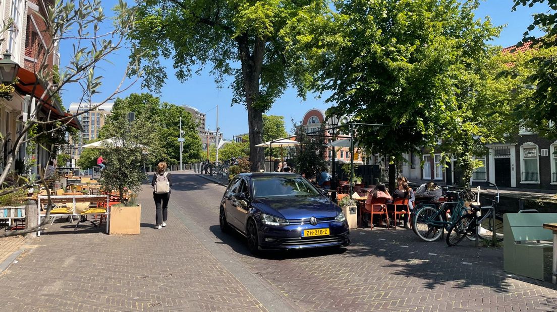 De snelle auto's verpesten het verkeer op de Dunne Bierkade