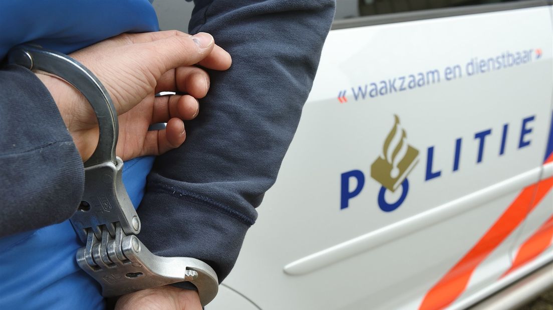 Een tweetal is aangehouden op verdenking van een inbraak in Noord-Holland