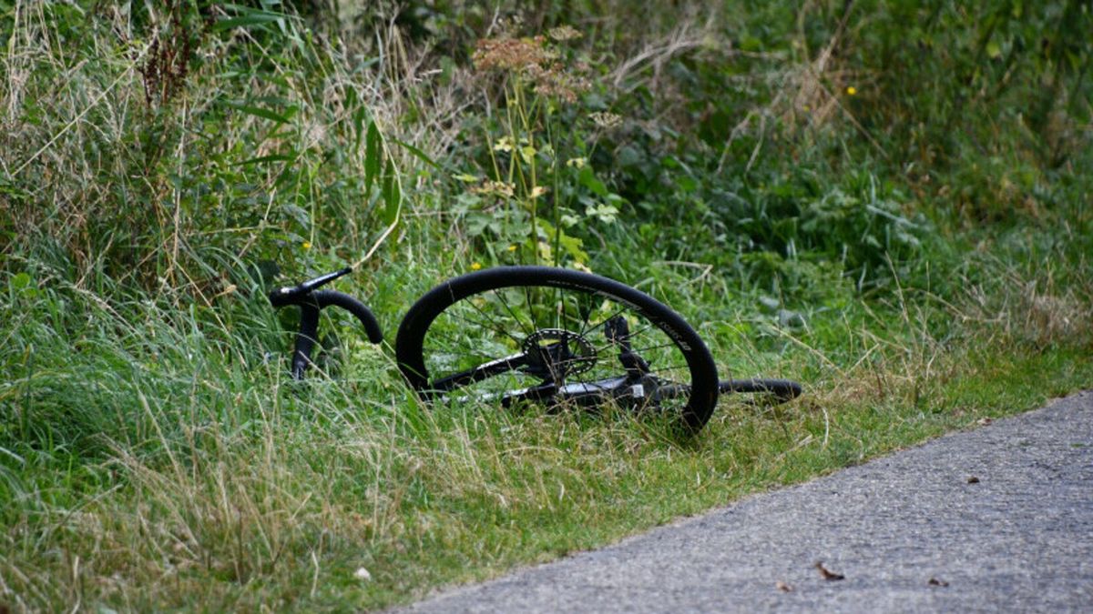 Wielrenner zwaargewond na botsing met bestelauto
