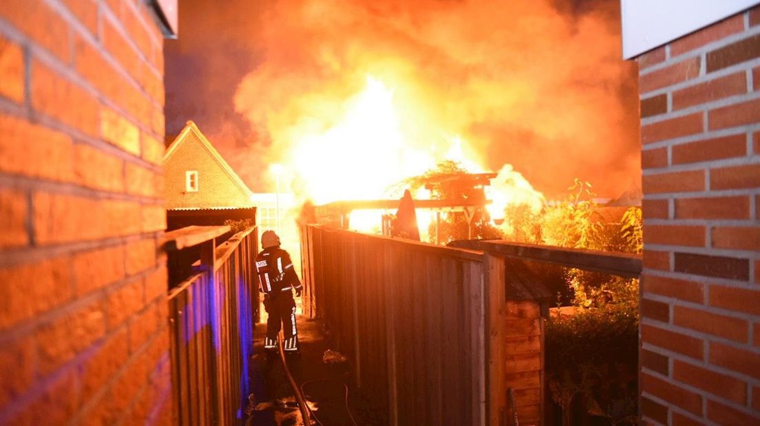 Felle brand aan de Rietstraat in Almelo
