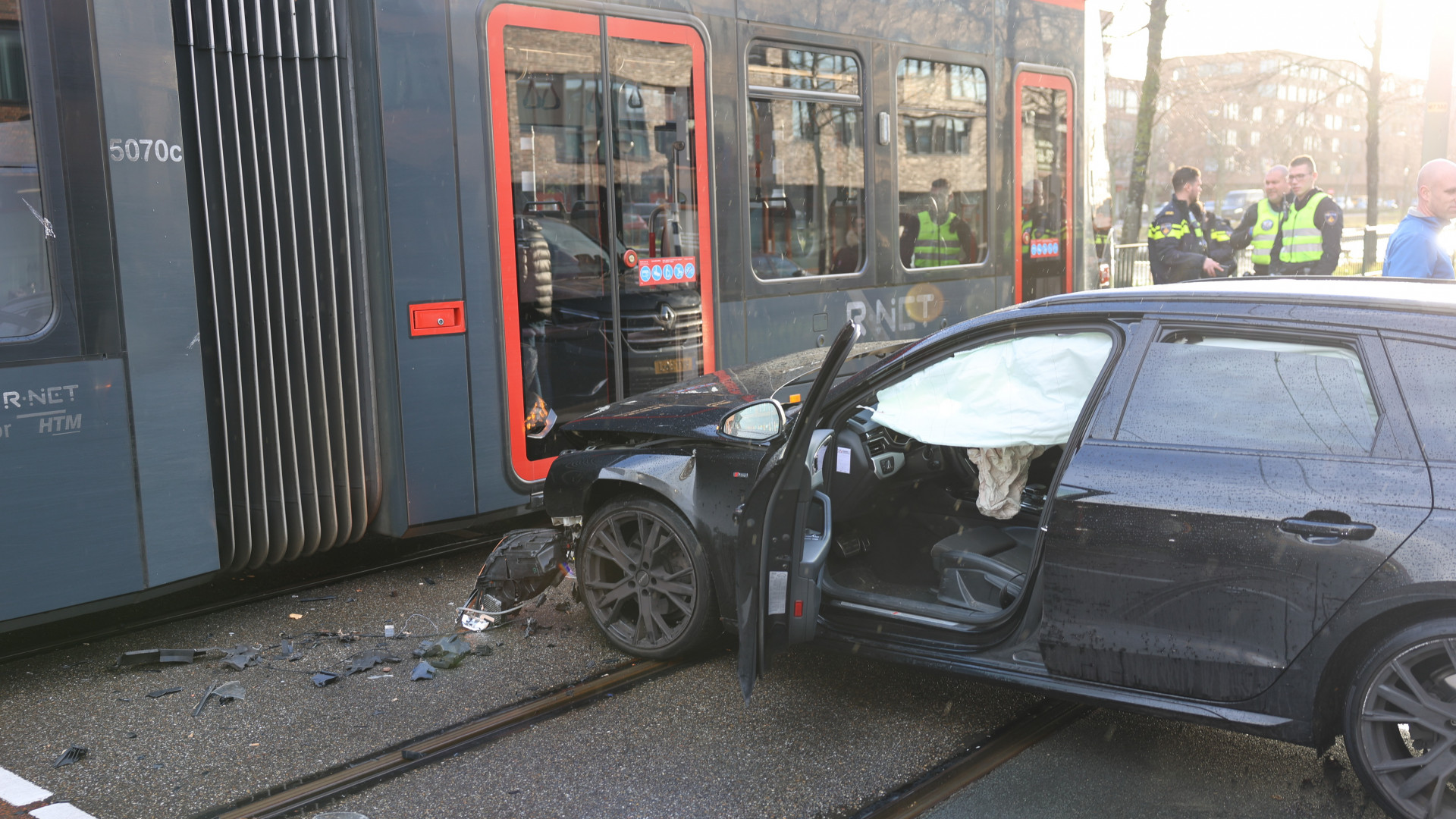 Veel schade na botsing tussen auto en tram.