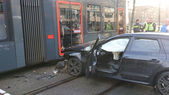 Veel schade na botsing tussen auto en tram. Veel schade na botsing tussen auto en tram.