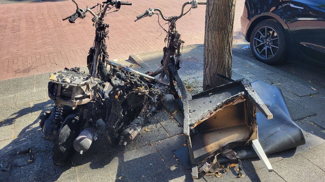 De resten van twee afgebrande scooters aan de Chicagostraat in Den Haag