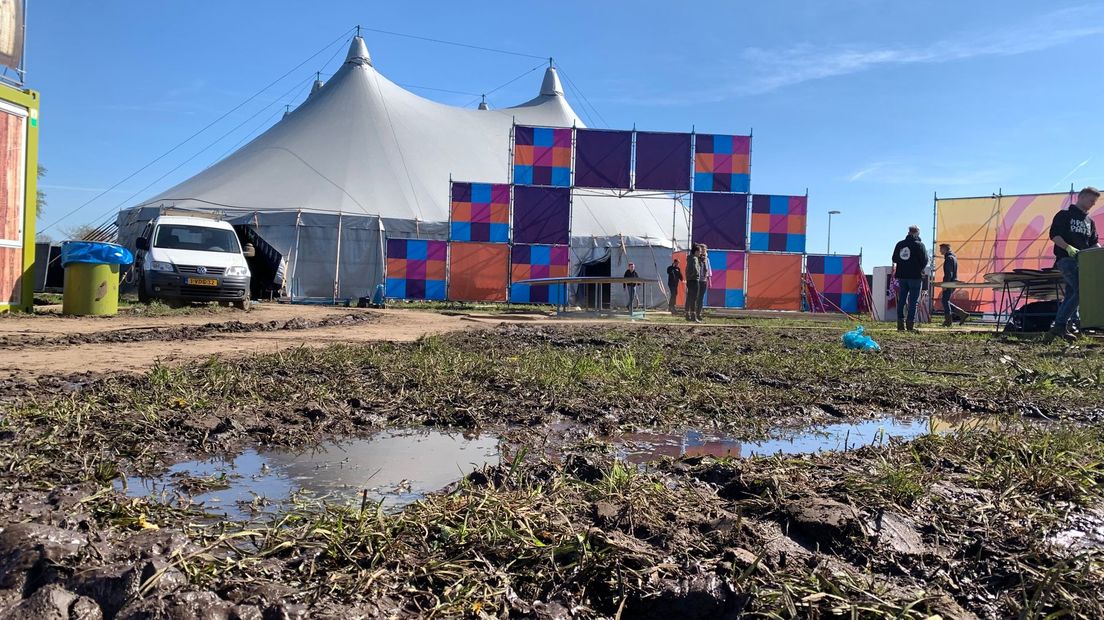 Het terrein is erg modderig na de regenval van vorige week