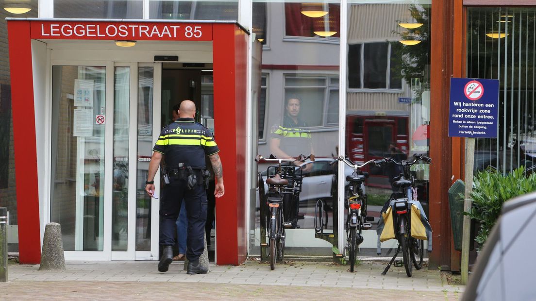 Agenten bij het gebouw van Parnassia aan de Leggelostraat in Den Haag