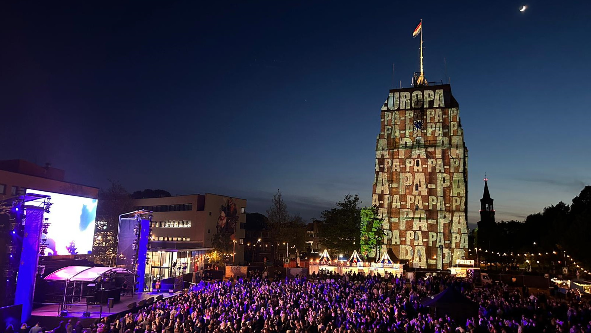 Publiek bij de Europaparty, die wel doorging, maar niet in de uitzending te zien was