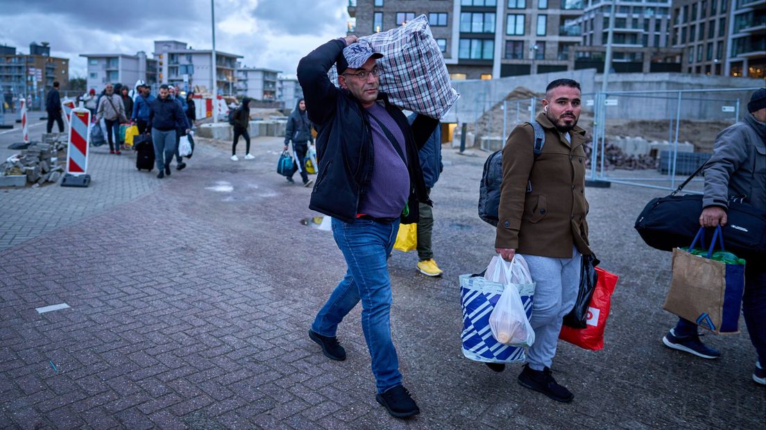 Asielzoekers komen aan in Den Haag Kijkduin
