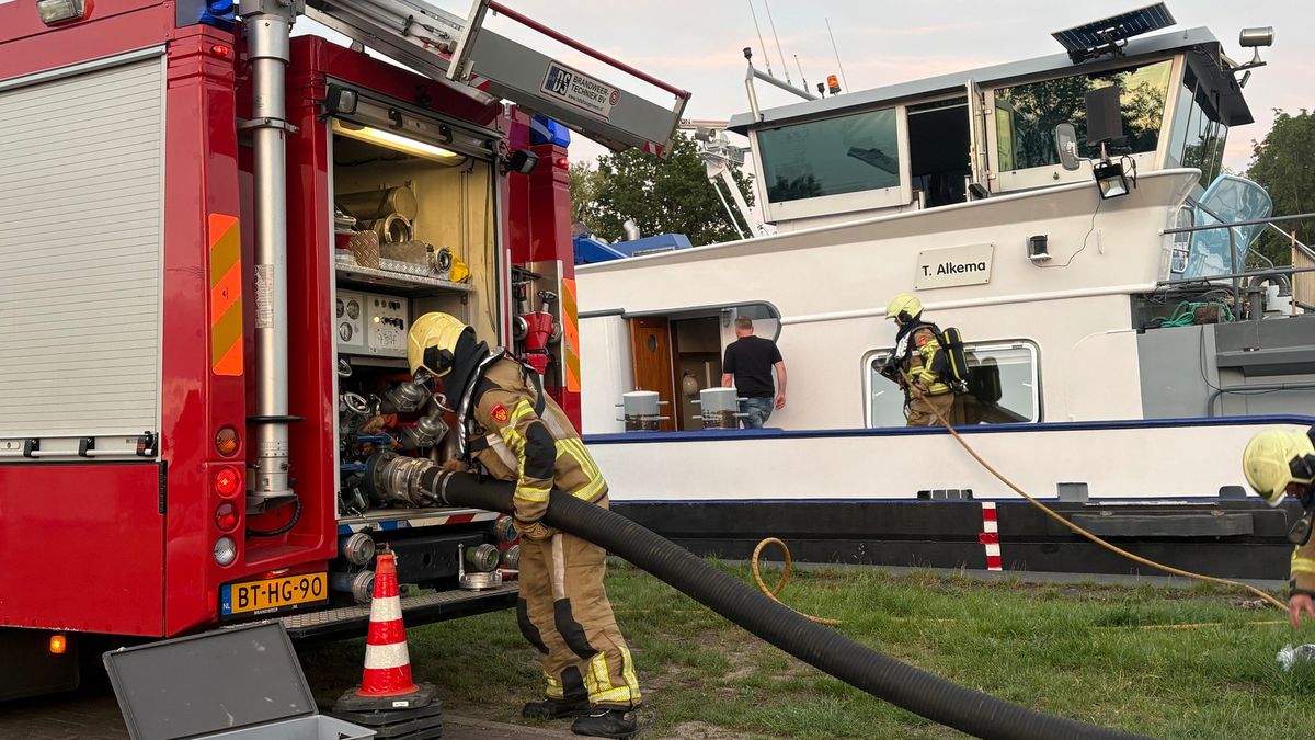112 Nieuws: Boot vat vlam aan Havendijk in Zwartsluis