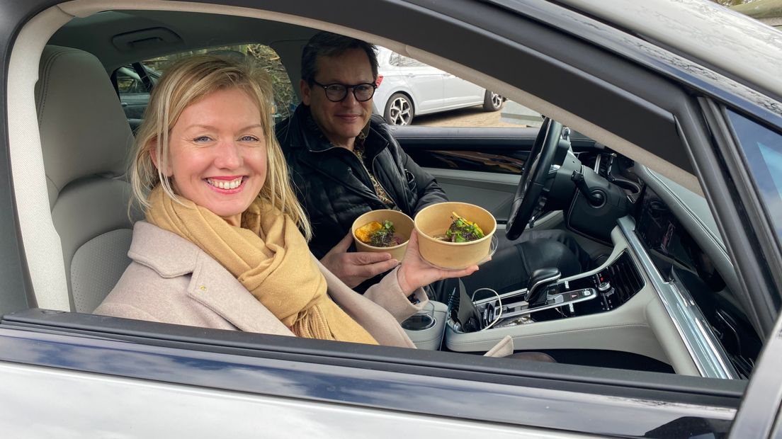 Tilly en Huub Stroo uit Vlissingen genieten van het lekkere eten