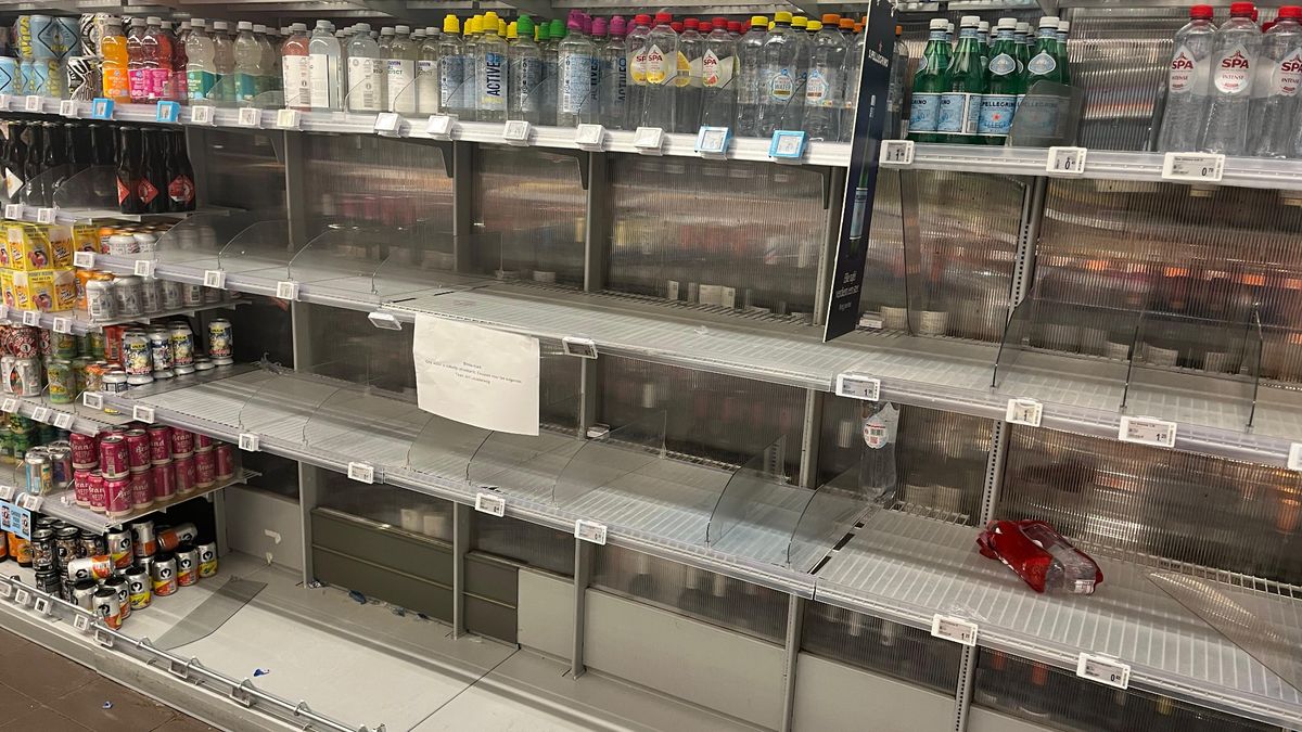 Waterkoker aan, pannen op het vuur en flessen water hamsteren