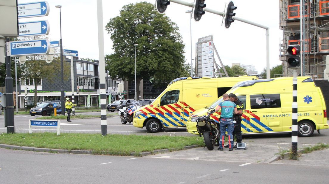 De motorrijder is met onbekende verwondingen naar het ziekenhuis gebracht (Rechten: Van Oost Media)
