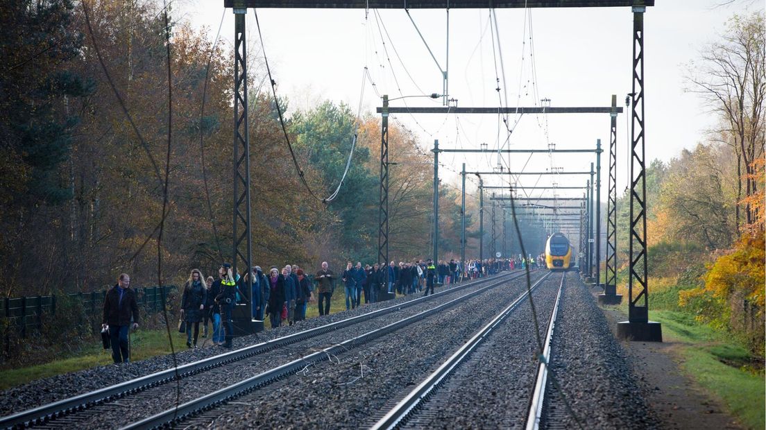 De trein rijdt niet verder door een kapotte bovenleiding