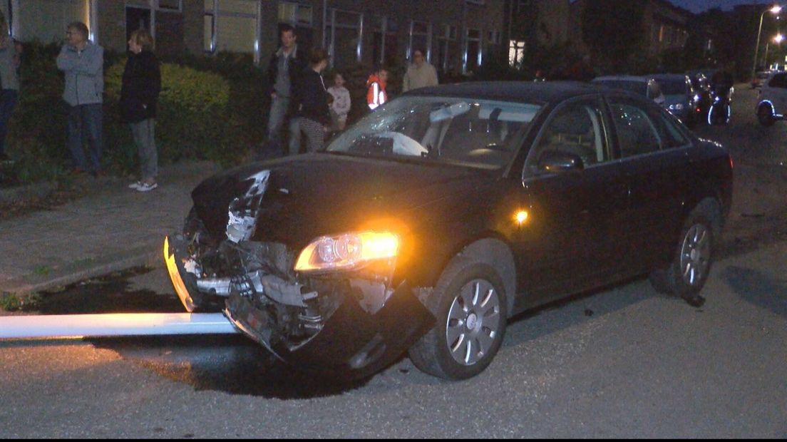 Auto knalt tegen lantaarnpaal in Terneuzen