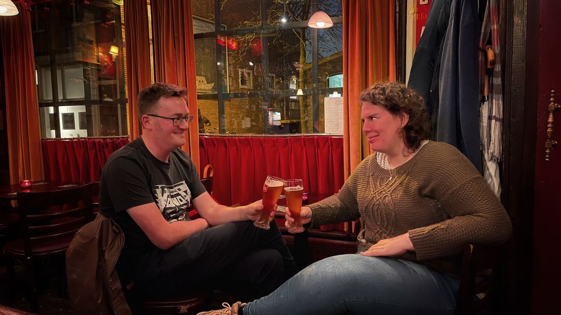 Twee gasten op de voorlopig laatste avond van café Kroeg van Klaas
