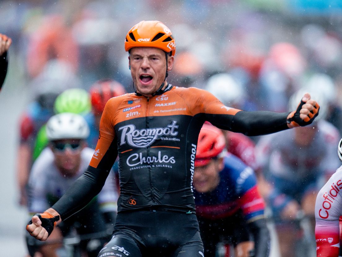Jesper Asselman van Team Roompot-Charles viert zijn overwinning in de Tour de Yorkshire, eerder dit jaar.