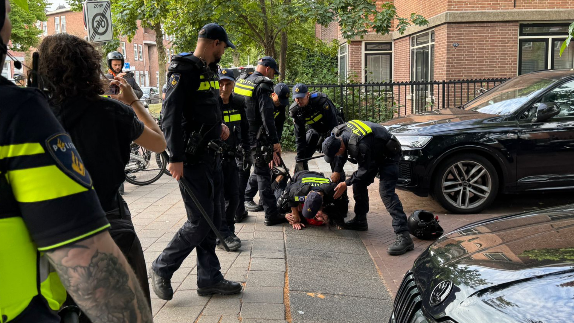 In korte tijd verricht de politie zeven aanhoudingen, zo'n twee uur na de wedstrijd
