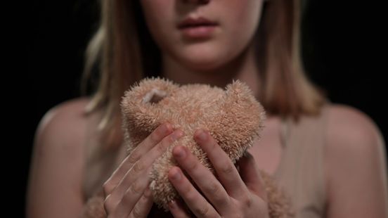 Misbruik om dochter 'weerbaar' te maken, stiefvader en moeder jarenlang de cel in