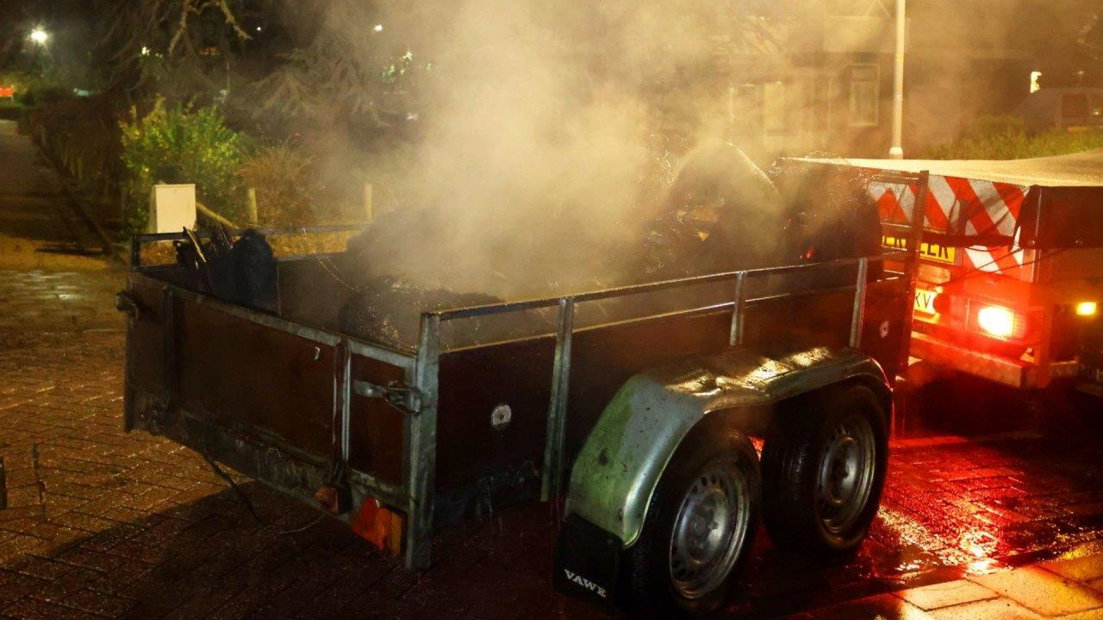 In Poederoijen ging een aanhanger met autobanden in brand