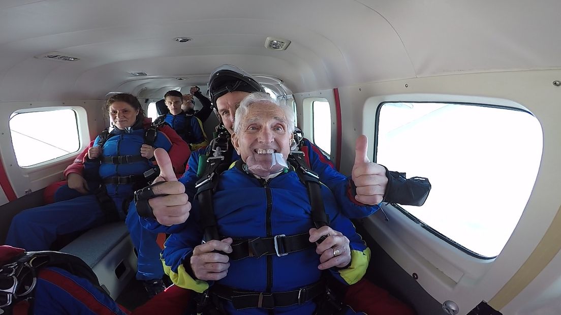 De 95-jarige veteraan John Jeffries sprong vrijdag met een parachute uit een vliegtuig. En landde veilig op de Renkumse Heide. 73 jaar geleden sprong de dappere Jeffries boven de Ginkelse Heide.