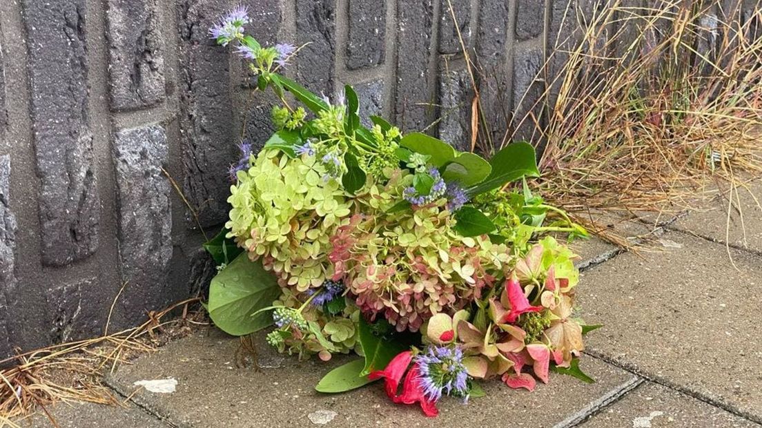 Bij de Spieghelhof heeft iemand een bosje bloemen achtergelaten.