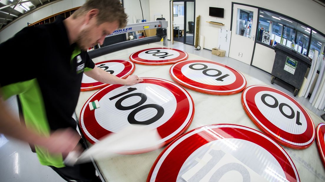 Een bordenmaker in Assen prepareert een nieuw snelheidsbord