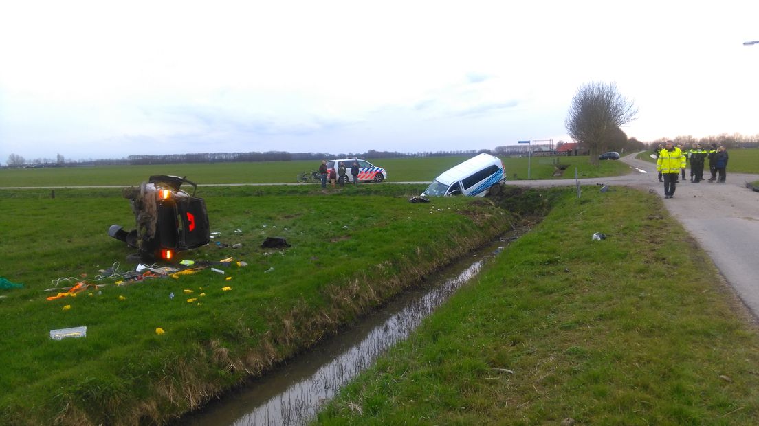 Bij een aanrijding in Rumpt (gemeente Geldermalsen) is woensdag een personenauto gelanceerd en over een sloot gevlogen. De wagen kwam daarna zeker 30 meter verderop in een weiland tot stilstand.