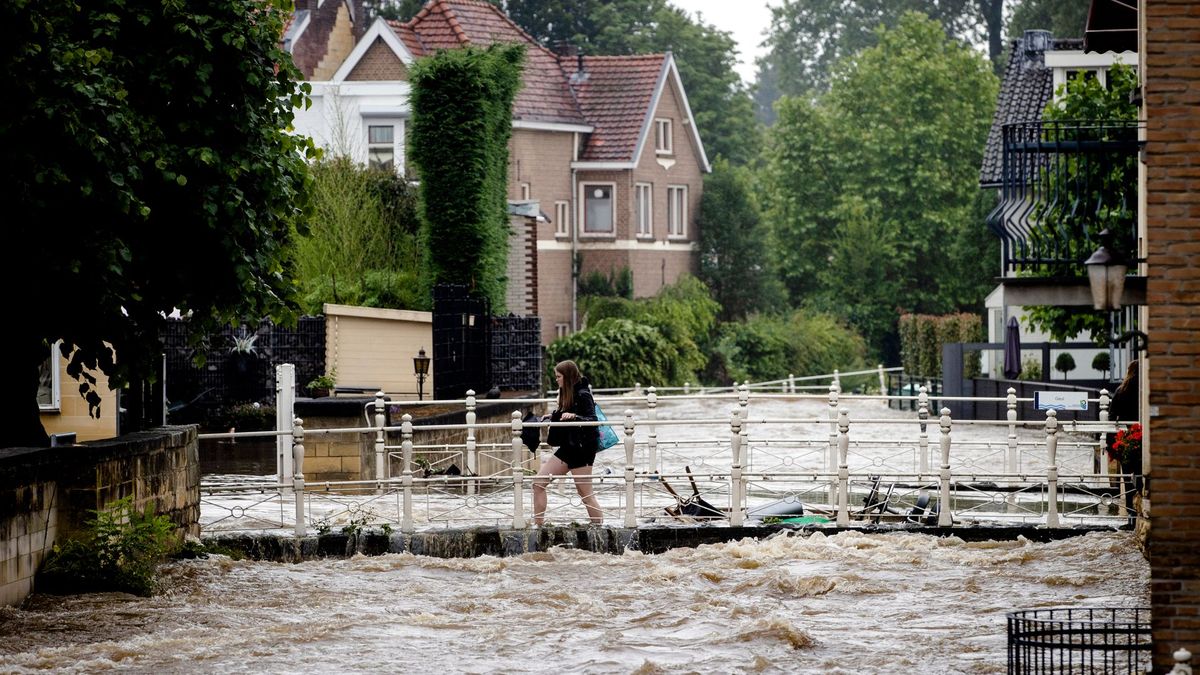 Hoogeveens gezin vlucht voor water in Limburg