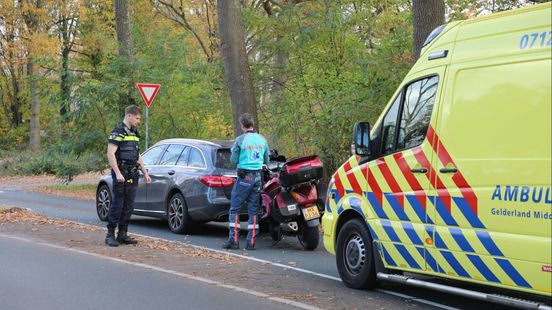 Motorrijder rijdt vol achterop auto