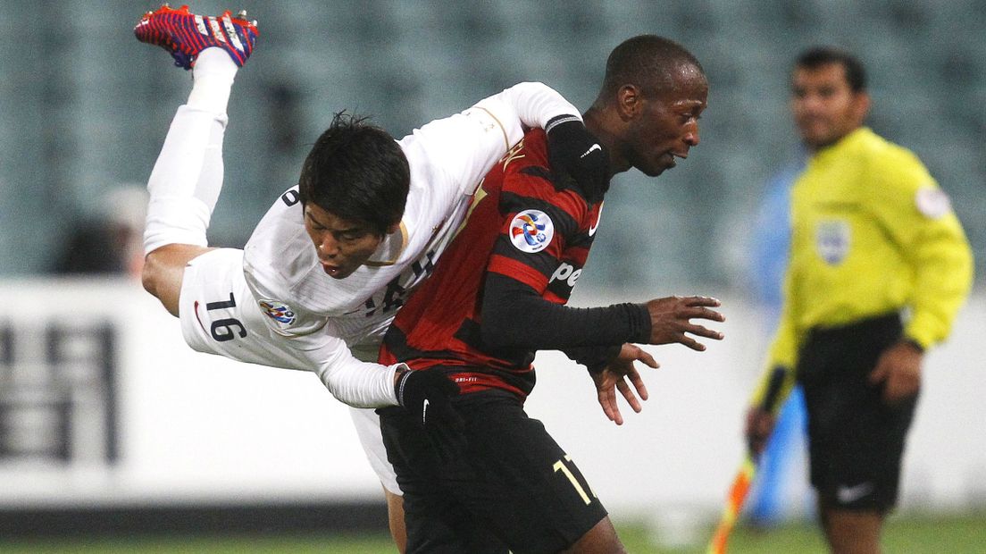 Romeo Castelen in actie namens Western Sydney Wanderers.