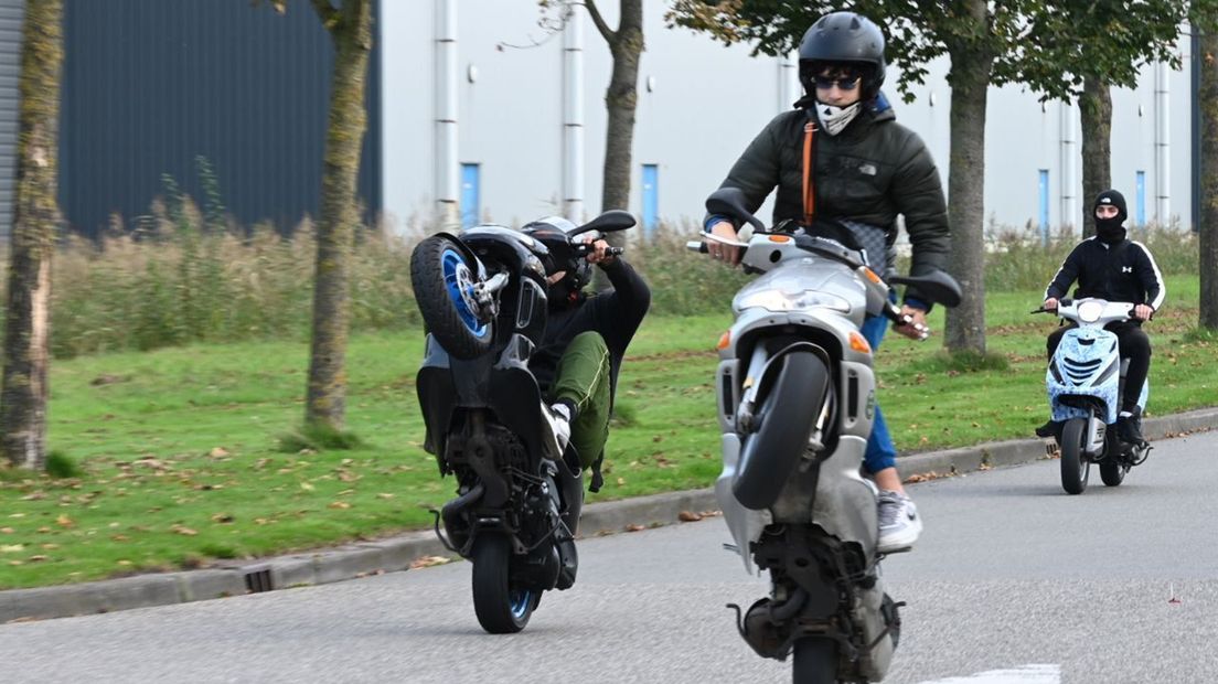 Stunten tijdens een scootermeeting in Groningen