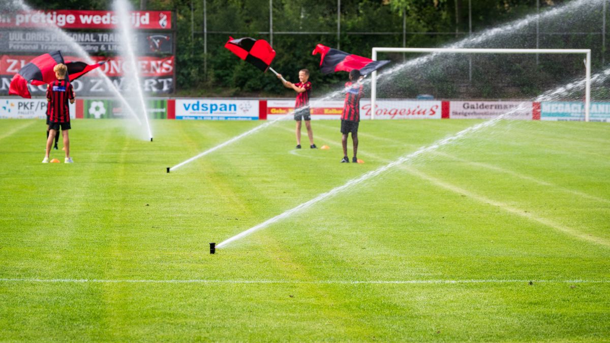Voetbalclubs vrezen voor start competitie: 'De ondergrond is net als zand op het strand'