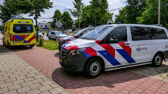Voetganger aangereden op de Wethouder Beversstraat in Enschede. Voetganger aangereden op de Wethouder Beversstraat in Enschede.