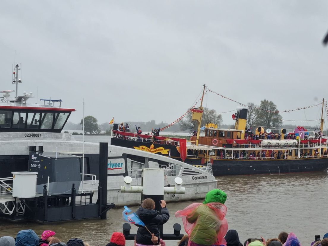 De stoomboot legt aan in de haven van Gorinchem