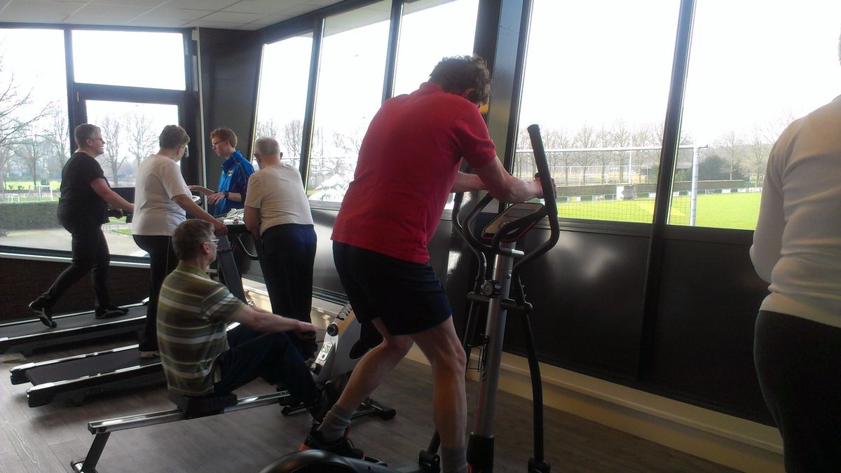 Ouderen Wijster actief in fitruimte 'Senioren de MeerFit' op sportpark de Meer