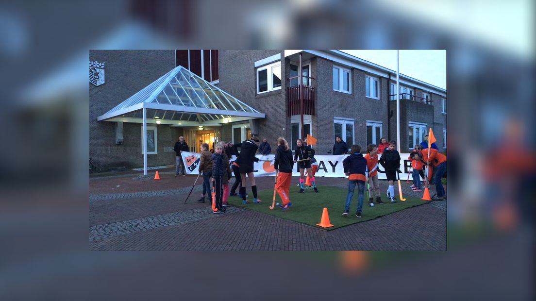 Protest hockeyklup út Snits by gemeentehûs yn Drylts