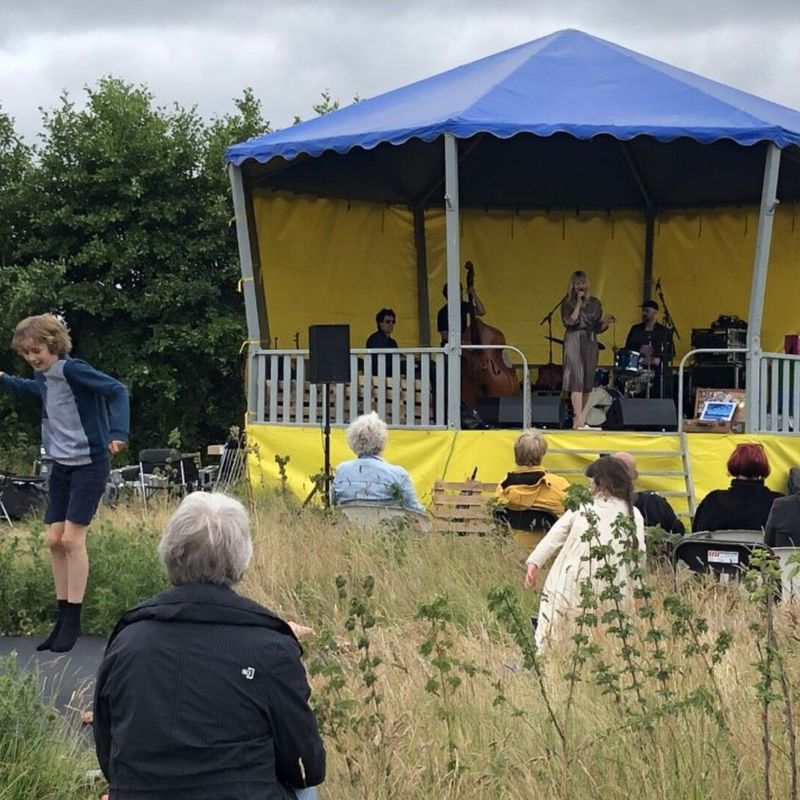 Het Weer In Kortgene Dansjes en regendruppels tijdens Eindeloos Eiland festival in Kortgene