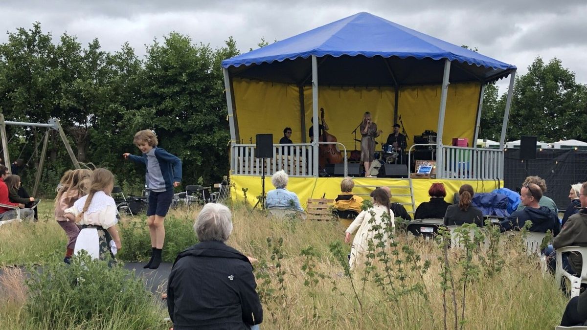 Het Weer In Kortgene Dansjes en regendruppels tijdens Eindeloos Eiland festival in Kortgene