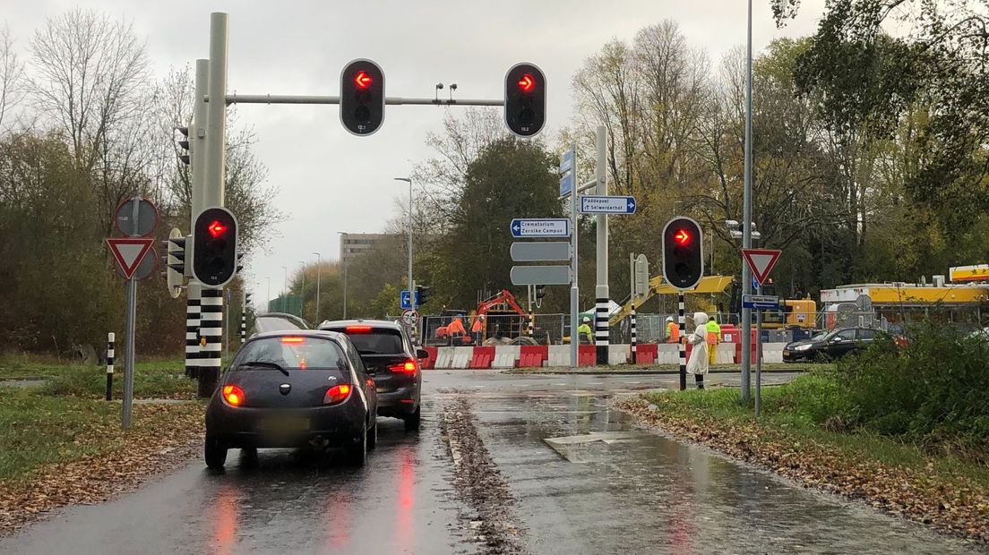 Automobilisten krijgen bij de afrit Paddepoel in de stad Groningen grijze wegwijzers te zien