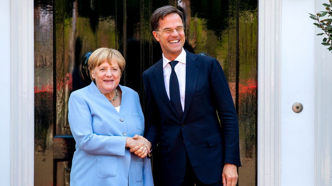 Angela Merkel schudt Mark Rutte de hand