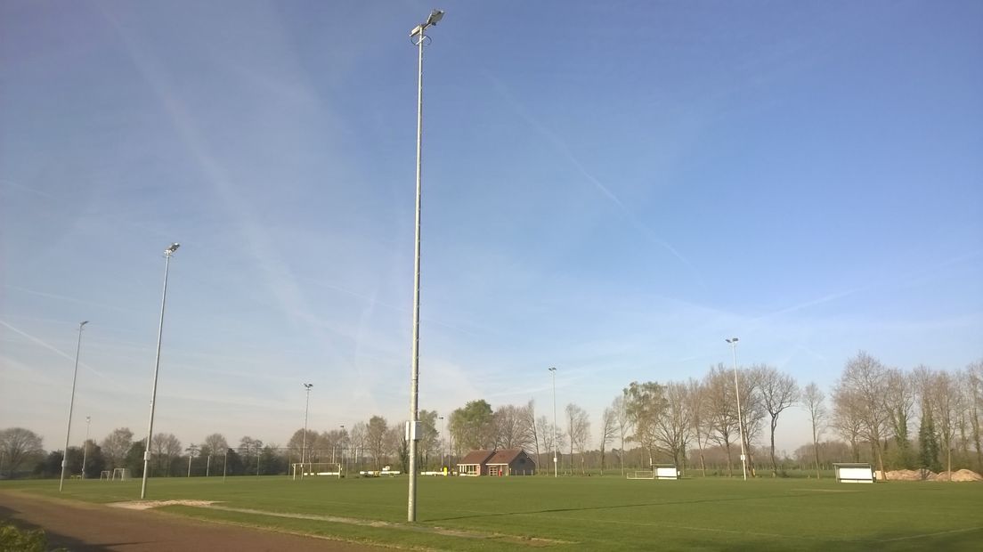 De led lampen langs het veld (Rechten: RTV Drenthe/Frits Emmelkamp)
