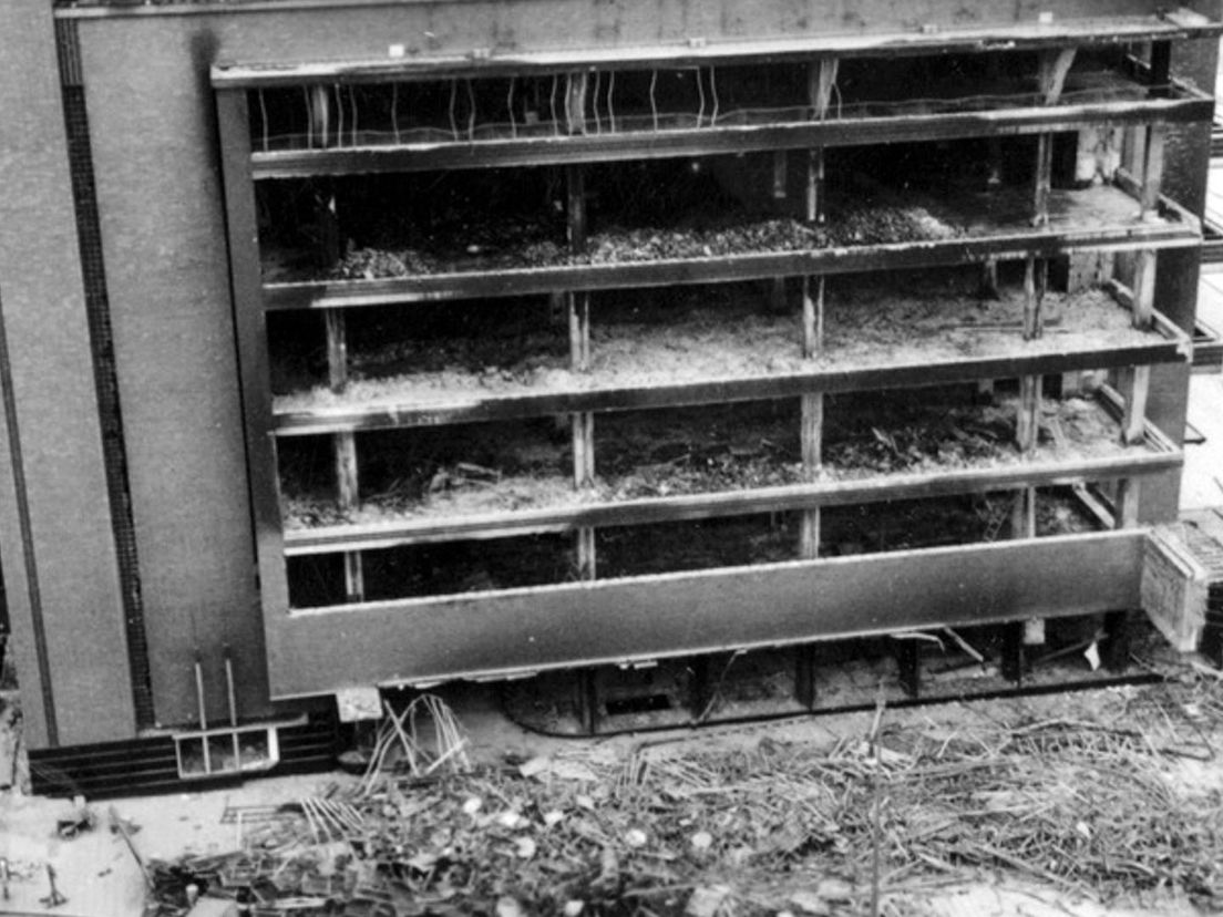 Schade aan de Bijenkorf na het bombardement van 14 mei 1940, met rechts de gevelsteen